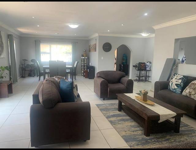 5 BEDROOM HOUSE FOR SALE IN PROTEA PARK